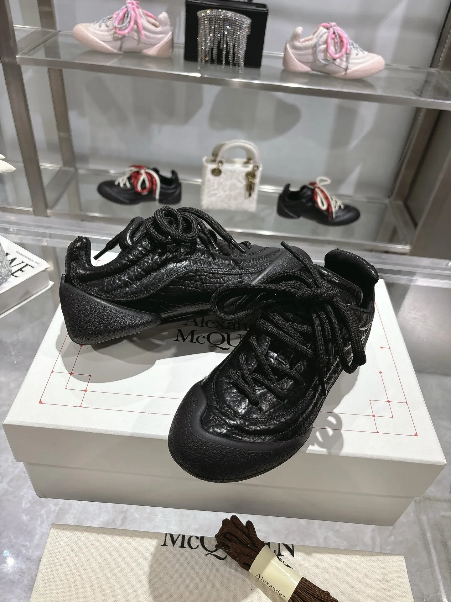p580💰Couple model 𝐀𝐥𝐞𝐱𝐚𝐧𝐝𝐞𝐫 𝐌𝐜𝐐𝐮𝐞𝐞𝐧#/Alexander McQueen’s latest Flexion series, retro, casual, sneakers, original purchase, development, production, this Flexion Off Low-top sneakers in white grained leather with varying sized laces and an anatomically inspired lightweight segmented sole. The reverse skull pattern is embossed on the heel. Fabric: Original customized imported first-layer cowhide. Lining: Customized imported breathable mesh lining. Sole: Original open-molded non-slip TPU material. Bottom thickness: 2CM. Size: #Female size 35-40 (40 customized, non-refundable) #Men’s code 39-45 (45 customized, non-refundable)